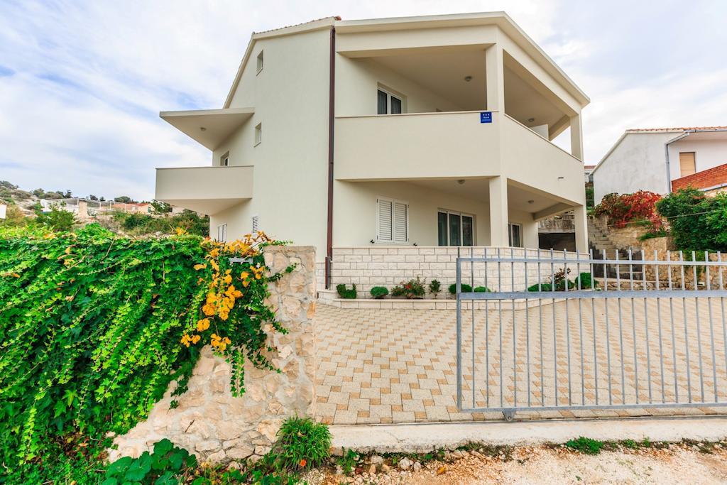 Apartments Rogulj 로고즈니차 외부 사진