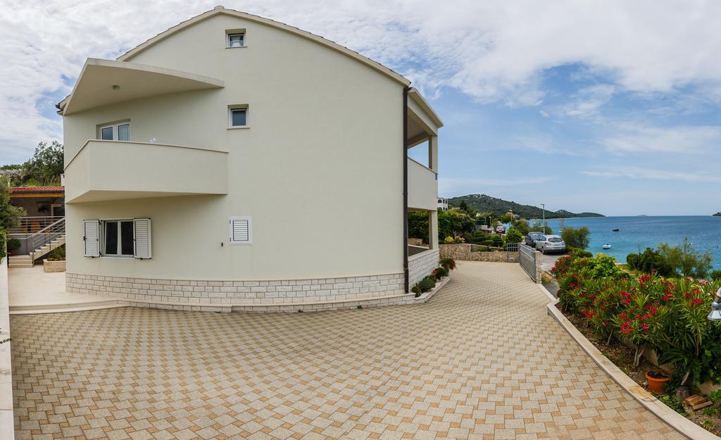 Apartments Rogulj 로고즈니차 외부 사진