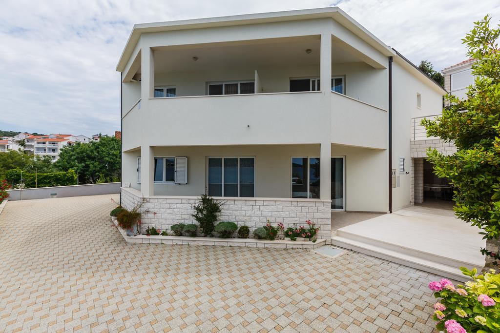 Apartments Rogulj 로고즈니차 외부 사진
