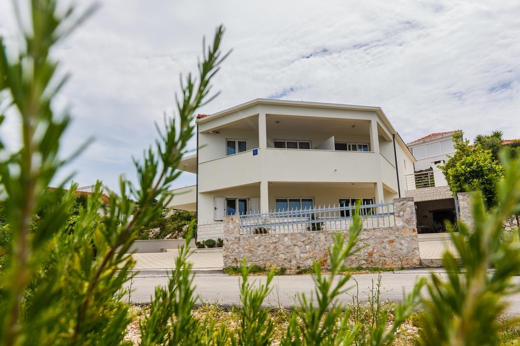 Apartments Rogulj 로고즈니차 외부 사진